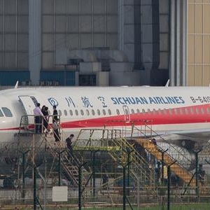 追問川航客機風擋玻璃爆裂原因：維修公司稱沒修過，民航局通報是原裝
