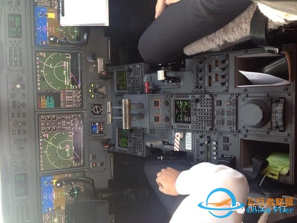 臨近春節，小編教大家如何開飛機回家。-519