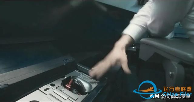 萬米高空風擋破裂，機長力挽狂瀾，《中國機長》背后的真實故事-7885