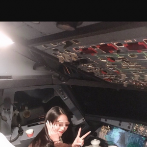 女網(wǎng)紅進(jìn)處于正常飛行狀態(tài)客機(jī)駕駛艙喝茶 身份特殊就該有“特權(quán)”?