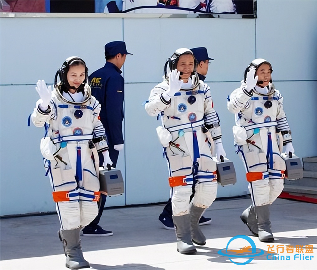 女航天員去太空時，為何要吃避孕藥？在飛船中到底會發生什么？-4734